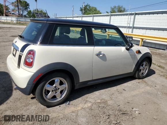 2011 MINI Hardtop z VIN WMWSU3C53BT181633, wystawiony jako Copart lot #57478365 z przebiegiem Nie podano mil oraz Tytuł czysty. Historia ofert i sprzedaży dostępna na DreamBid. Obrazek 3.
