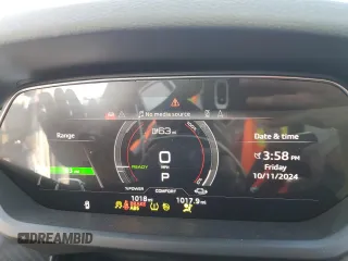 2024 Audi e-tron GT Premium Plus z VIN WAUFJBFW7R7004689, wystawiony jako Copart lot #75769664 z przebiegiem 1018 mil mil oraz Szkody całkowita. Historia ofert i sprzedaży dostępna na DreamBid. Obrazek 9.