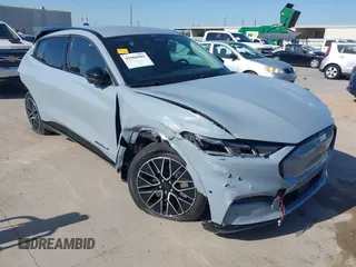 2024 Ford Mustang Mach-E Premium z VIN 3FMTK3R78RMA29034, wystawiony jako IAAI lot #41966583 z przebiegiem 2095 mil mil oraz . Historia ofert i sprzedaży dostępna na DreamBid. Obrazek 1.