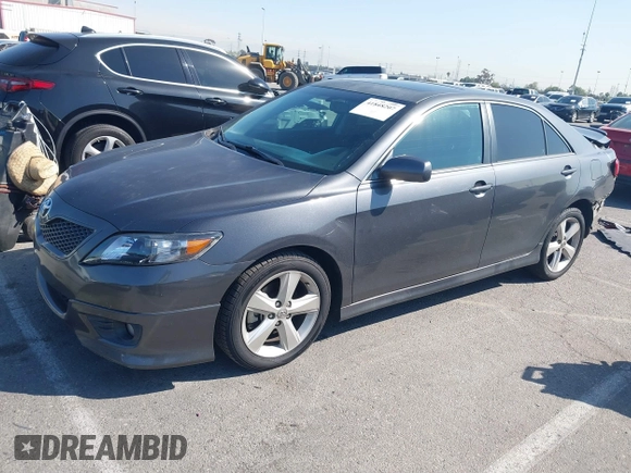 2011 Toyota Camry LE z VIN 4T1BF3EKXBU197608, wystawiony jako IAAI lot #41848207 z przebiegiem 131 676 mil mil oraz . Historia ofert i sprzedaży dostępna na DreamBid. Obrazek 17.