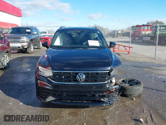 2023 Volkswagen Tiguan SE R-Line Black z VIN 3VVCB7AX5PM100499, wystawiony jako IAAI lot #41261505 z przebiegiem 26 677 mil mil oraz . Historia ofert i sprzedaży dostępna na DreamBid. Obrazek 12.
