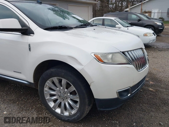 2011 Lincoln MKX with VIN 2LMDJ8JK0BBJ08813, listed as a IAAI auction lot 40978551 with 184,382 mi miles. Bid and sale history available at carsss.com. Image 18.