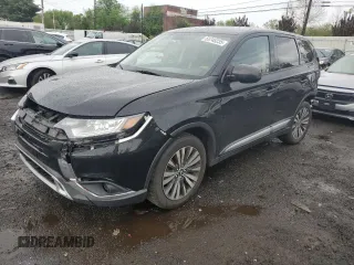2020 Mitsubishi Outlander ES z VIN JA4AD2A33LZ015521, wystawiony jako Copart lot #55748235 z przebiegiem 96 498 mil mil oraz Szkoda całkowita • Salvage title. Historia ofert i sprzedaży dostępna na DreamBid. Obrazek 1.