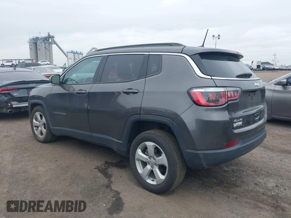 2020 Jeep Compass Latitude z VIN 3C4NJDBB4LT205322, wystawiony jako IAAI lot #42589298 z przebiegiem 50 665 mil mil oraz . Historia ofert i sprzedaży dostępna na DreamBid. Obrazek 3.