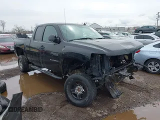 2010 Chevrolet Silverado 1500 LT with VIN 1GCSKSE3XAZ172390, listed as a IAAI auction lot 41839627 with 174,130 mi miles. Bid and sale history available at carsss.com. Image 1.
