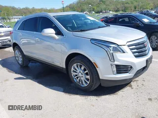 2019 Cadillac XT5 Luxury FWD z VIN 1GYKNCRSXKZ100325, wystawiony jako IAAI lot #42081009 z przebiegiem 67 862 mil mil oraz . Historia ofert i sprzedaży dostępna na DreamBid. Obrazek 1.
