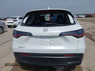 2023 Honda HR-V LX z VIN 3CZRZ1H34PM716838, wystawiony jako IAAI lot #41946033 z przebiegiem 24 958 mil mil oraz . Historia ofert i sprzedaży dostępna na DreamBid. Obrazek 17.