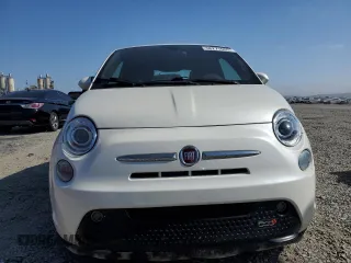 2017 FIAT 500e z VIN 3C3CFFGE5HT515272, wystawiony jako Copart lot #58271005 z przebiegiem 47 663 mil mil oraz Tytuł czysty. Historia ofert i sprzedaży dostępna na DreamBid. Obrazek 5.
