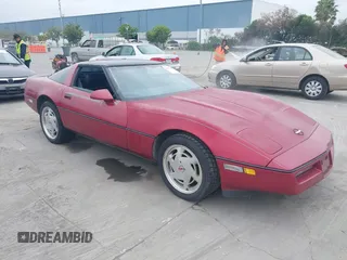 1989 Chevrolet Corvette z VIN 1G1YY2187K5119416, wystawiony jako IAAI lot #42124142 z przebiegiem 76 638 mil mil oraz . Historia ofert i sprzedaży dostępna na DreamBid. Obrazek 1.