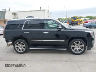 2018 Cadillac Escalade Premium Luxury z VIN 1GYS4CKJ1JR279129, wystawiony jako IAAI lot #42183231 z przebiegiem 130 086 mil mil oraz . Historia ofert i sprzedaży dostępna na DreamBid. Obrazek 14.