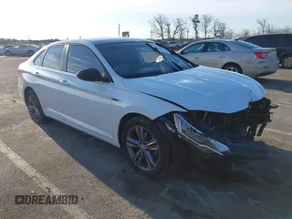 2020 Volkswagen Jetta S z VIN 3VWCB7BU0LM039721, wystawiony jako IAAI lot #41451851 z przebiegiem 55 210 mil mil oraz . Historia ofert i sprzedaży dostępna na DreamBid. Obrazek 1.