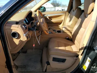 2010 Porsche Cayenne z VIN WP1AA2AP2ALA12030, wystawiony jako Copart lot #48669465 z przebiegiem 117 968 mil mil oraz Tytuł czysty. Historia ofert i sprzedaży dostępna na DreamBid. Obrazek 7.