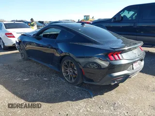 2024 Ford Mustang EcoBoost z VIN 1FA6P8TH1R5118490, wystawiony jako IAAI lot #41720519 z przebiegiem Nie podano mil oraz . Historia ofert i sprzedaży dostępna na DreamBid. Obrazek 3.