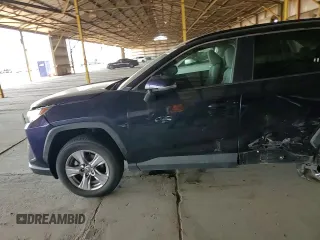 2022 Toyota RAV4 XLE z VIN 2T3P1RFV1NW290805, wystawiony jako Copart lot #62831595 z przebiegiem 61 392 mil mil oraz Szkoda całkowita • Salvage title. Historia ofert i sprzedaży dostępna na DreamBid. Obrazek 14.