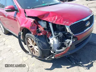 2017 Kia Sorento LX z VIN 5XYPG4A3XHG295107, wystawiony jako IAAI lot #42037114 z przebiegiem 91 967 mil mil oraz . Historia ofert i sprzedaży dostępna na DreamBid. Obrazek 6.