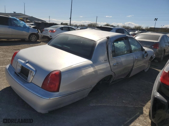 2000 Lincoln Town Car Executive with VIN 1LNHM81W3YY824379, listed as a Copart auction lot 42883405 with 0 mi miles and Non Repairable. Bid and sale history available at carsss.com. Image 3.