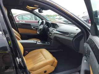 2010 Mercedes-Benz E 550 Luxury z VIN WDDHF7CB5AA069047, wystawiony jako IAAI lot #42111552 z przebiegiem 126 214 mil mil oraz . Historia ofert i sprzedaży dostępna na DreamBid. Obrazek 5.