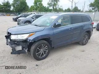 2018 Toyota Highlander SE z VIN 5TDJZRFHXJS879100, wystawiony jako IAAI lot #42461433 z przebiegiem 118 286 mil mil oraz . Historia ofert i sprzedaży dostępna na DreamBid. Obrazek 2.