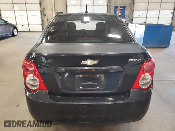 2013 Chevrolet Sonic LS z VIN 1G1JA5SH5D4169083, wystawiony jako Copart lot #55703555 z przebiegiem Nie podano mil oraz Czysty tytuł • Clean title. Historia ofert i sprzedaży dostępna na DreamBid. Obrazek 6.