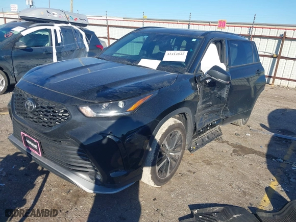 2022 Toyota Highlander XSE with VIN 5TDLZRAH9NS131976, listed as a IAAI auction lot 41414841 with 15,335 mi miles. Bid and sale history available at carsss.com. Image 17.