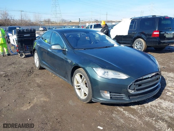 2013 Tesla Model S with VIN 5YJSA1CN7DFP26335, listed as a IAAI auction lot 41529752 with 247,789 mi miles. Bid and sale history available at carsss.com. Image 1.