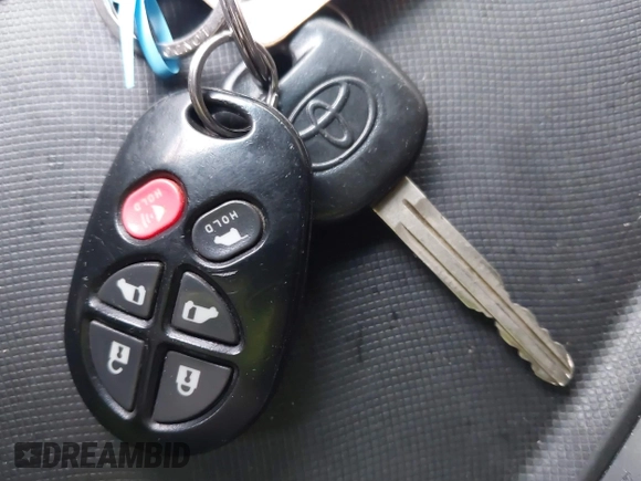 2014 Toyota Sienna XLE z VIN 5TDYK3DC6ES492167, wystawiony jako IAAI lot #41257193 z przebiegiem 216 046 mil mil oraz . Historia ofert i sprzedaży dostępna na DreamBid. Obrazek 11.