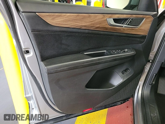 2024 Volkswagen Atlas SE z VIN 1V2HR2CA9RC558223, wystawiony jako IAAI lot #42785440 z przebiegiem 22 426 mil mil oraz . Historia ofert i sprzedaży dostępna na DreamBid. Obrazek 16.