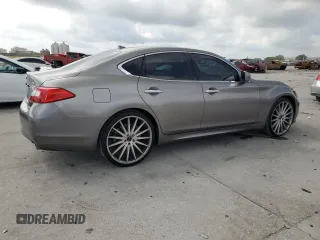 2013 Infiniti M z VIN JN1BY1AP9DM514188, wystawiony jako Copart lot #57634155 z przebiegiem 170 910 mil mil oraz Szkoda całkowita • Salvage title. Historia ofert i sprzedaży dostępna na DreamBid. Obrazek 3.