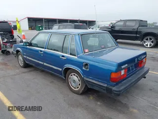 1987 Volvo 740 with VIN YV1FX8845H1175324, listed as a IAAI auction lot 42076862 with 371,211 mi miles. Bid and sale history available at carsss.com. Image 3.