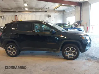 2022 Jeep Compass Trailhawk z VIN 3C4NJDDB7NT193831, wystawiony jako IAAI lot #42244555 z przebiegiem 81 632 mil mil oraz . Historia ofert i sprzedaży dostępna na DreamBid. Obrazek 13.