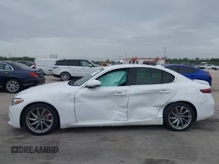 2019 Alfa Romeo Giulia z VIN ZARFAMAN2K7598133, wystawiony jako IAAI lot #39854467 z przebiegiem 126 766 mil mil oraz . Historia ofert i sprzedaży dostępna na DreamBid. Obrazek 6.