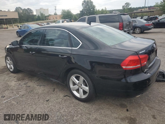 2013 Volkswagen Passat SE z VIN 1VWBH7A37DC110614, wystawiony jako Copart lot #55903665 z przebiegiem 121 117 mil mil oraz Szkoda całkowita • Salvage title. Historia ofert i sprzedaży dostępna na DreamBid. Obrazek 2.