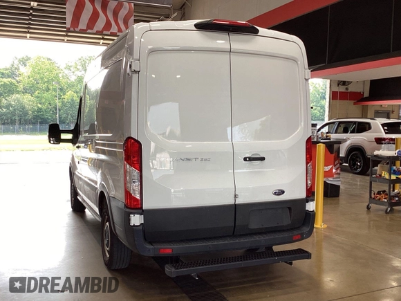 2022 Ford Transit Cargo z VIN 1FTBR1CG6NKA06474, wystawiony jako IAAI lot #42575858 z przebiegiem 82 772 mil mil oraz . Historia ofert i sprzedaży dostępna na DreamBid. Obrazek 11.