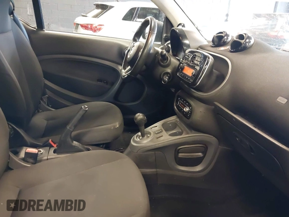 2016 Smart fortwo Passion z VIN WMEFJ5DA9GK061774, wystawiony jako IAAI lot #42005599 z przebiegiem 44 323 mil mil oraz . Historia ofert i sprzedaży dostępna na DreamBid. Obrazek 5.