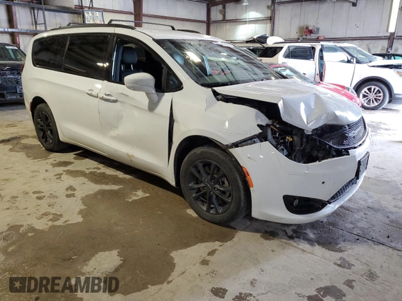 2020 Chrysler Pacifica Launch Edition z VIN 2C4RC3BG1LR263912, wystawiony jako Copart lot #81785354 z przebiegiem 124 071 mil mil oraz Szkody całkowita. Historia ofert i sprzedaży dostępna na DreamBid. Obrazek 4.
