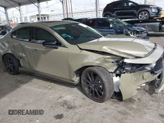 2024 Mazda 3 Carbon Edition с VIN 3MZBPBXYXRM420948, выставлен на аукционе IAAI как лот 41933722 с пробегом Не указан миль и . История ставок и продаж доступна на DreamBid. Изображение 1.