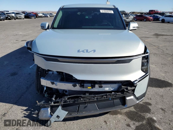 2024 Kia EV9 Light Long Range with VIN KNDAB5S10R6021619, listed as a Copart auction lot 41933575 with 6,622 mi miles and Salvage Title. Bid and sale history available at carsss.com. Image 5.