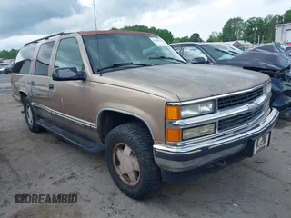 1996 Chevrolet Suburban z VIN 1GNFK16R9TJ326563, wystawiony jako IAAI lot #42300678 z przebiegiem 211 224 mil mil oraz . Historia ofert i sprzedaży dostępna na DreamBid. Obrazek 1.
