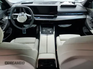 2024 BMW i5 eDrive40 z VIN WBY33FK03RCR93119, wystawiony jako Copart lot #76124194 z przebiegiem Nie podano mil oraz Szkody całkowita. Historia ofert i sprzedaży dostępna na DreamBid. Obrazek 8.