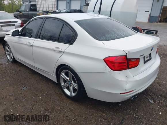 2015 BMW 3 Series 328i xDrive z VIN WBA3B3C58FF546547, wystawiony jako IAAI lot #42110427 z przebiegiem 90 872 mil mil oraz . Historia ofert i sprzedaży dostępna na DreamBid. Obrazek 3.