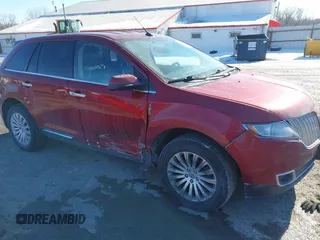 2013 Lincoln MKX z VIN 2LMDJ8JK1DBL37746, wystawiony jako IAAI lot #41629688 z przebiegiem 142 862 mil mil oraz . Historia ofert i sprzedaży dostępna na DreamBid. Obrazek 1.