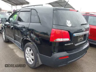 2013 Kia Sorento LX z VIN 5XYKT3A68DG388695, wystawiony jako IAAI lot #41809229 z przebiegiem 157 966 mil mil oraz . Historia ofert i sprzedaży dostępna na DreamBid. Obrazek 3.