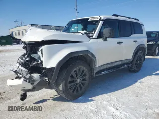 2024 Toyota Land Cruiser z VIN JTEABFAJ2R5003406, wystawiony jako Copart lot #46288475 z przebiegiem 2 679 mil mil oraz Szkoda całkowita • Salvage title. Historia ofert i sprzedaży dostępna na DreamBid. Obrazek 1.
