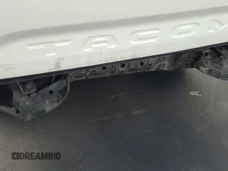 2017 Toyota Tacoma SR z VIN 5TFRX5GN4HX081282, wystawiony jako IAAI lot #42501089 z przebiegiem 184 905 mil mil oraz . Historia ofert i sprzedaży dostępna na DreamBid. Obrazek 1.