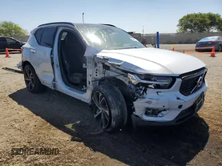 2021 Volvo XC40 R-Design z VIN YV4AC2HM4M2481361, wystawiony jako Copart lot #60087734 z przebiegiem 28 807 mil mil oraz Szkoda całkowita • Salvage title. Historia ofert i sprzedaży dostępna na DreamBid. Obrazek 4.