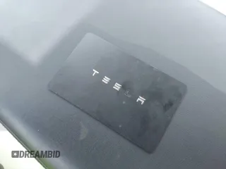 2020 Tesla Model 3 Long Range z VIN 5YJ3E1EB9LF667993, wystawiony jako IAAI lot #41990917 z przebiegiem 58 269 mil mil oraz . Historia ofert i sprzedaży dostępna na DreamBid. Obrazek 11.