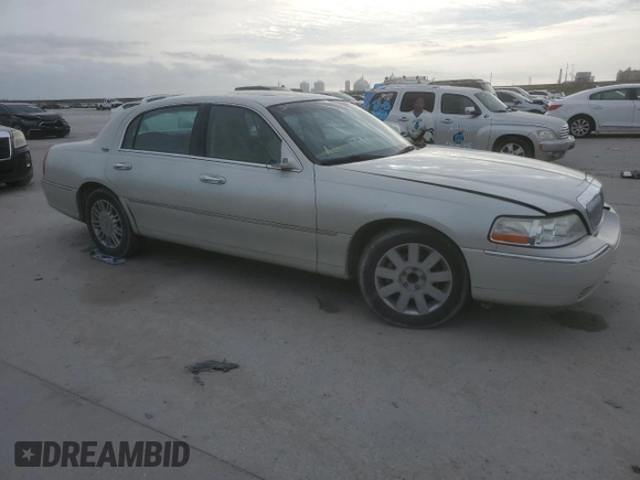 2006 Lincoln Town Car Signature Limited z VIN 1LNHM82V26Y632499, wystawiony jako Copart lot #47614885 z przebiegiem 99 009 mil mil oraz Szkody całkowita. Historia ofert i sprzedaży dostępna na DreamBid. Obrazek 4.