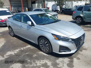 2023 Nissan Altima SV z VIN 1N4BL4DV1PN342962, wystawiony jako IAAI lot #42260637 z przebiegiem 43 606 mil mil oraz . Historia ofert i sprzedaży dostępna na DreamBid. Obrazek 1.