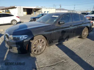 2020 BMW 5 Series 530i z VIN WBAJR3C09LCD74424, wystawiony jako Copart lot #47657575 z przebiegiem Nie podano mil oraz Szkody całkowita. Historia ofert i sprzedaży dostępna na DreamBid. Obrazek 1.