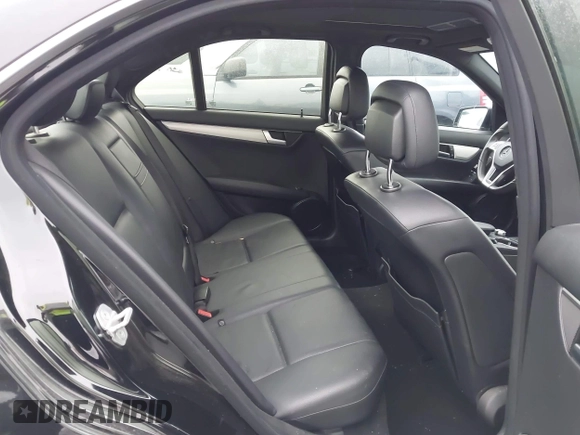 2013 Mercedes-Benz C 250 Sport z VIN WDDGF4HBXDR261850, wystawiony jako IAAI lot #42164882 z przebiegiem 149 257 mil mil oraz . Historia ofert i sprzedaży dostępna na DreamBid. Obrazek 8.
